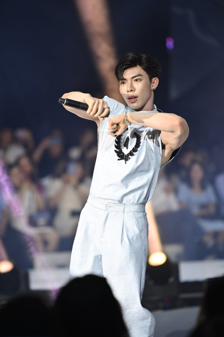 Hoa hậu H'Hen Niê diện đồ cực chất tham gia đêm diễn thời trang tại Hà Nội - 7