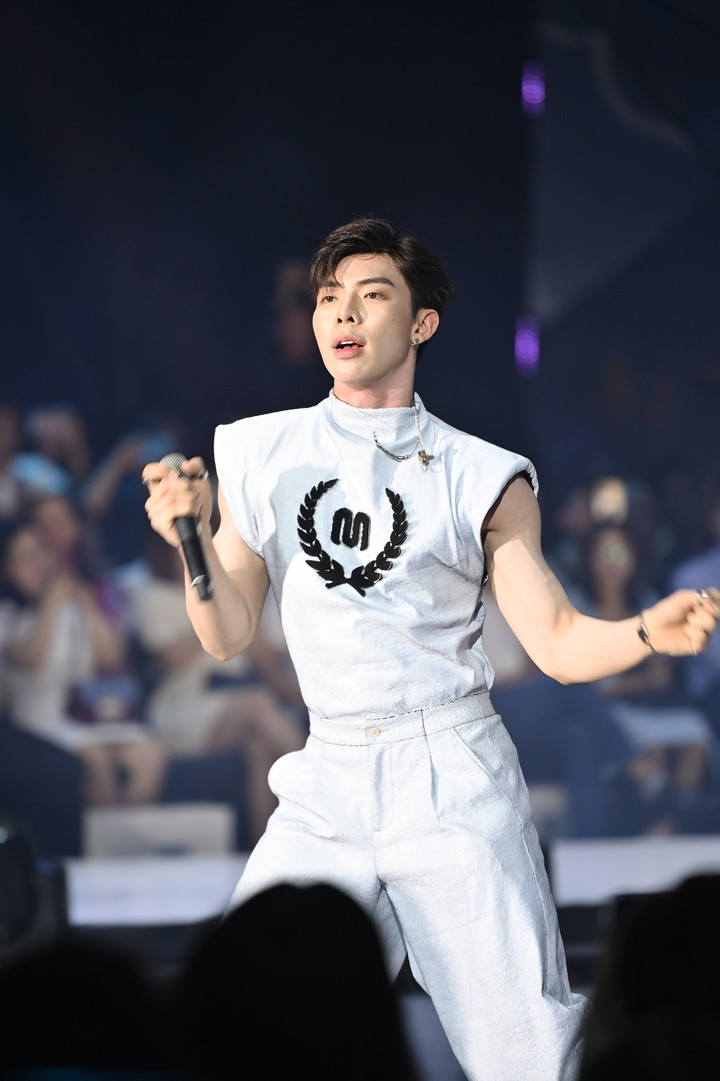 Hoa hậu H'Hen Niê diện đồ cực chất tham gia đêm diễn thời trang tại Hà Nội - 8