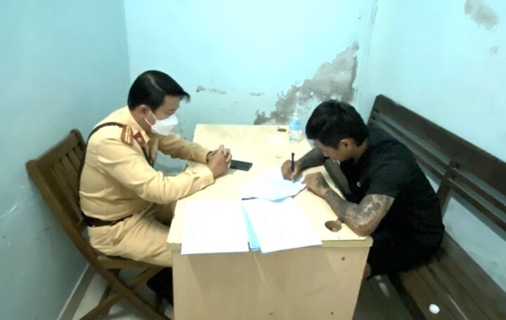 Phê ma túy, thanh niên chạy ô tô bất chấp biển cấm - 1