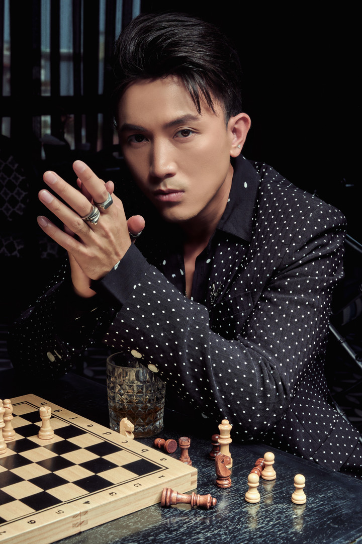 Danh 'Dưới bóng cây hạnh phúc' làm ca sĩ, mỗi tháng tung một sản phẩm - 2