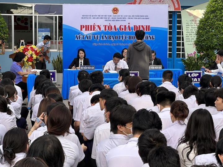 Giáo dục pháp luật cho học sinh ở TP.HCM qua phiên tòa giả định - 1