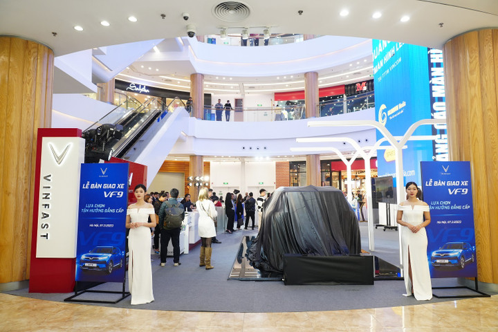 VinFast bàn giao 27 xe ô tô VF 9 đầu tiên cho khách hàng - 1
