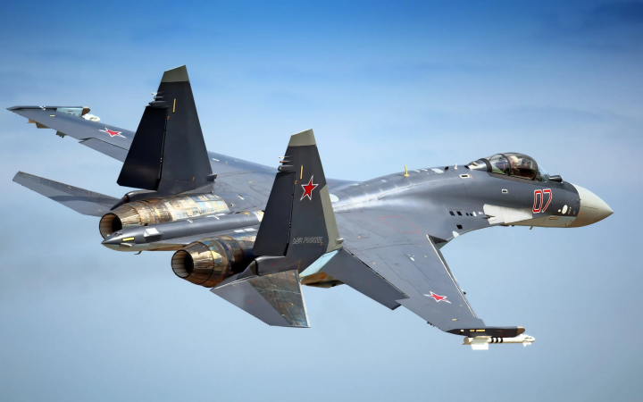 Quan chức Ukraine thừa nhận sức mạnh tiêm kích Su-35 của Nga - 1