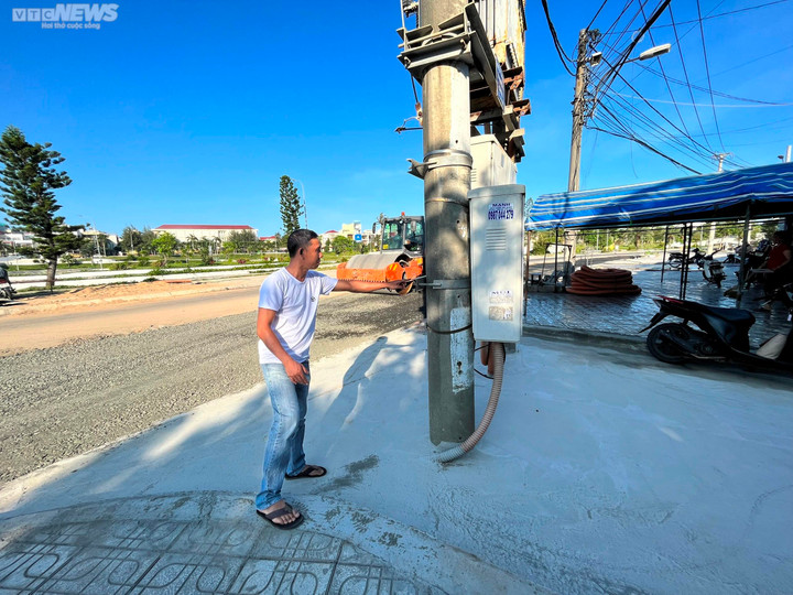 Phú Yên: Trụ điện ‘mọc’ giữa đường, người dân không có lối đi - 2