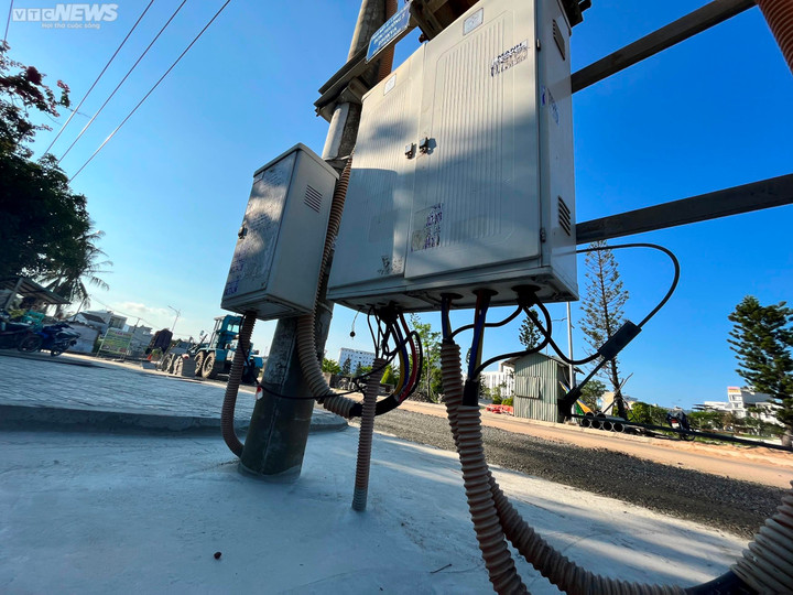 Phú Yên: Trụ điện ‘mọc’ giữa đường, người dân không có lối đi - 3