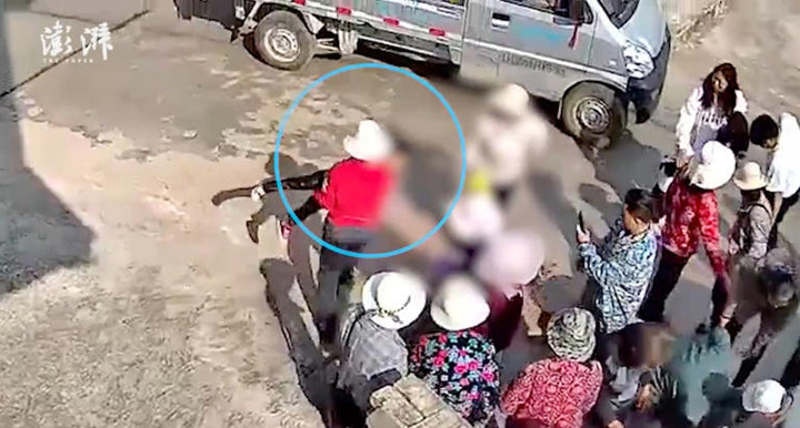 Cứu kịp thời bé trai bị bé gái 7 tuổi ném xuống giếng vì bắt chước trên tivi - 2