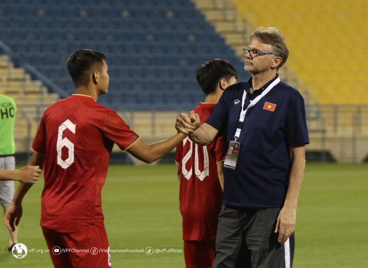HLV Troussier ra mắt thất bại, U23 Việt Nam ngổn ngang nỗi lo trước SEA Games 32 - 1