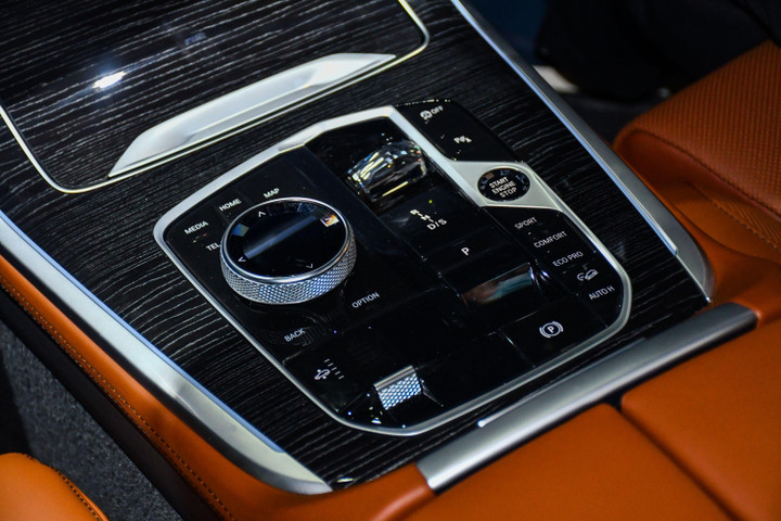 Chi tiết BMW X7 2023 tại Thái Lan, cận kề ngày về Việt Nam - 8