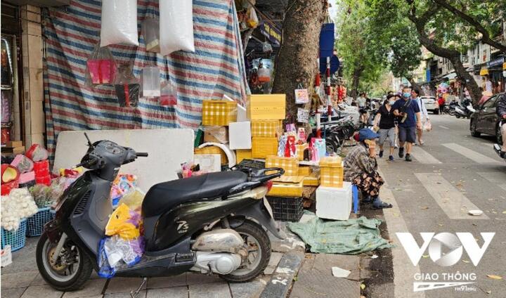 Giành lại vỉa hè phố cổ Hà Nội: Khó khả thi? - 3
