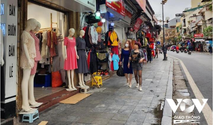Giành lại vỉa hè phố cổ Hà Nội: Khó khả thi? - 1