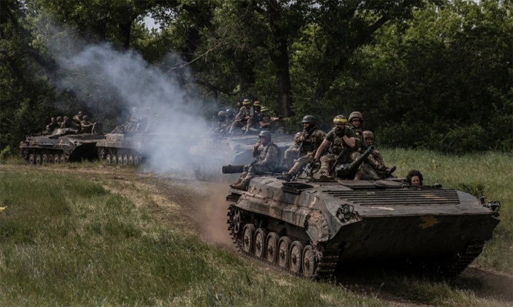 Ukraine chi 3,5 tỷ USD mỗi tháng cho quân đội - 1