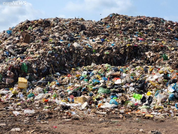 Núi rác giữa lòng đảo Ngọc Phú Quốc, mùi hôi thối bay xa cả vài km - 2