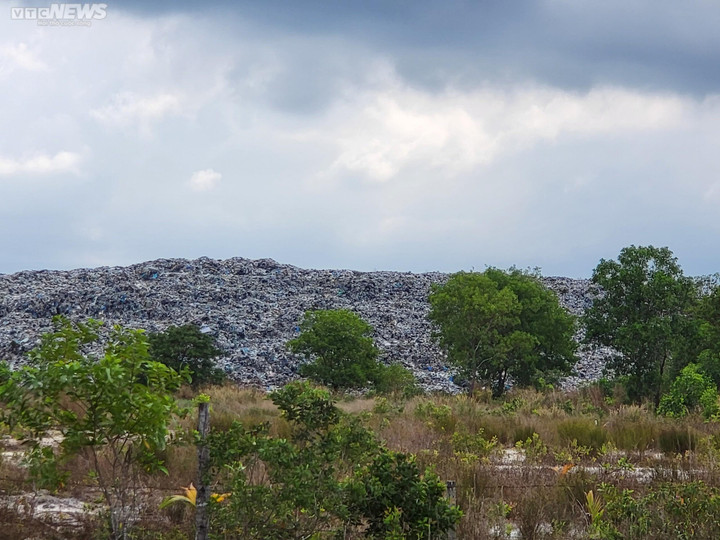 Núi rác giữa lòng đảo Ngọc Phú Quốc, mùi hôi thối bay xa cả vài km - 5