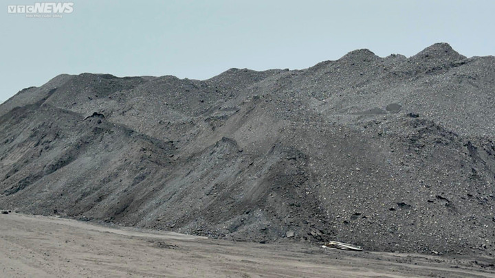 Những núi than từ Lào làm dân khốn khổ: Sở TN&MT Thừa Thiên - Huế vào cuộc - 1