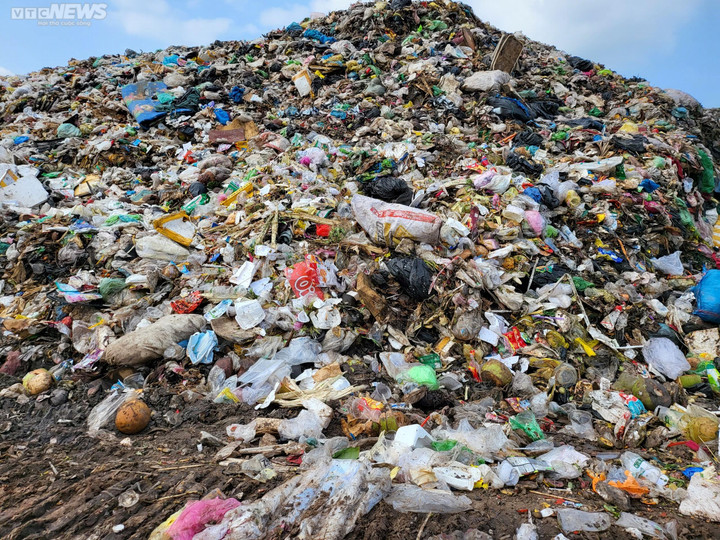 Núi rác giữa lòng đảo Ngọc Phú Quốc, mùi hôi thối bay xa cả vài km - 9