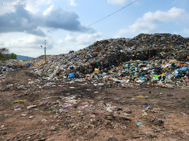 Núi rác giữa lòng đảo Ngọc Phú Quốc, mùi hôi thối bay xa cả vài km - 8