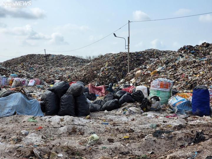 Núi rác giữa lòng đảo Ngọc Phú Quốc, mùi hôi thối bay xa cả vài km - 6