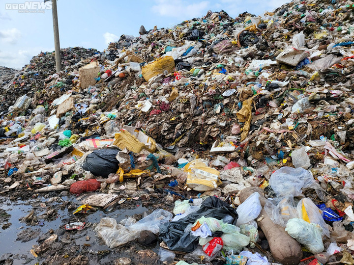 Núi rác giữa lòng đảo Ngọc Phú Quốc, mùi hôi thối bay xa cả vài km - 7