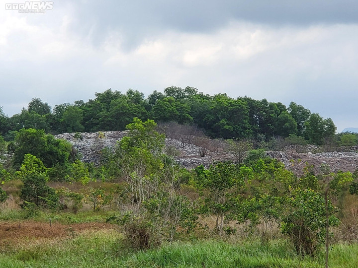 Núi rác giữa lòng đảo Ngọc Phú Quốc, mùi hôi thối bay xa cả vài km - 4