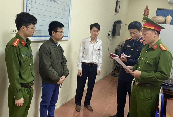 Bắt tạm giam thêm một nhân viên Trung tâm đăng kiểm xe cơ giới 98-06D - 1