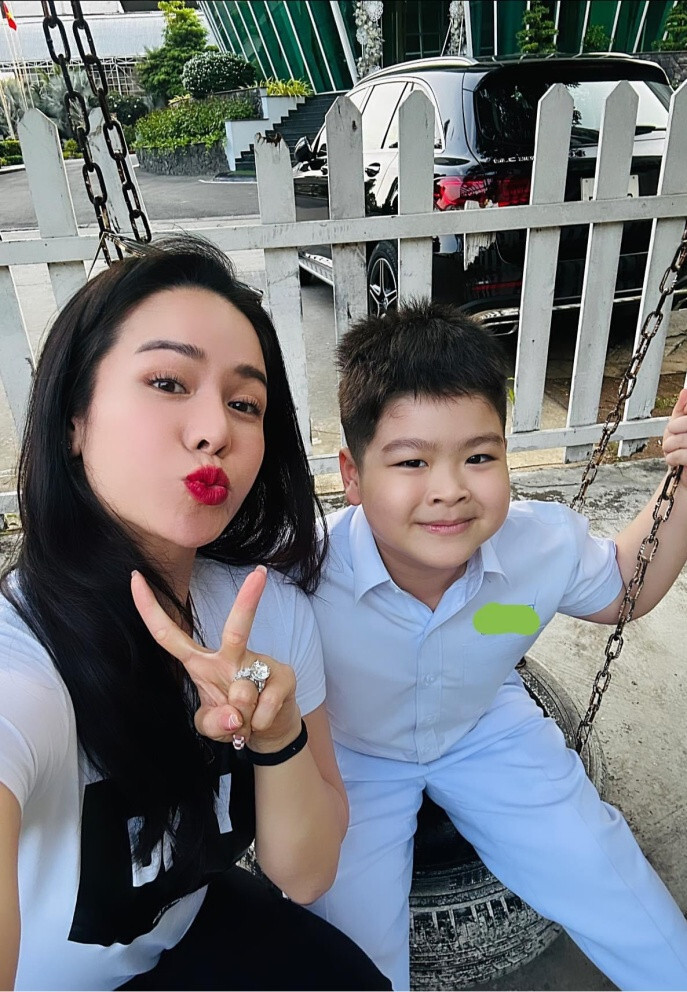 Sao Việt 2/4: Lý Hùng phong độ tuổi 54, Hồng Vân làm giỗ 4 năm cho Anh Vũ - 6