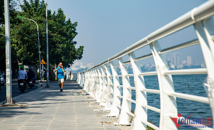 Hàng nghìn quả cầu gang trên lan can Hồ Tây bị vặt trụi - 8