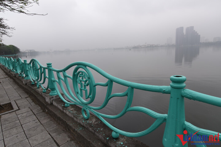 Hàng nghìn quả cầu gang trên lan can Hồ Tây bị vặt trụi - 7