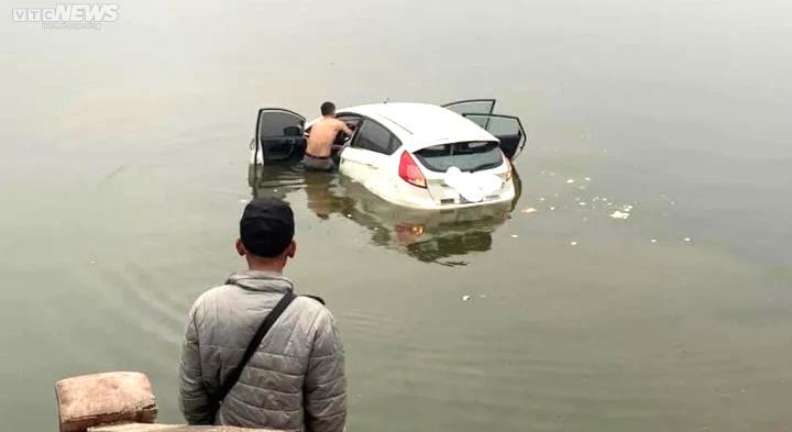 Hà Nội: Nhầm chân ga, người phụ nữ lao thẳng ô tô xuống hồ Tây - 1