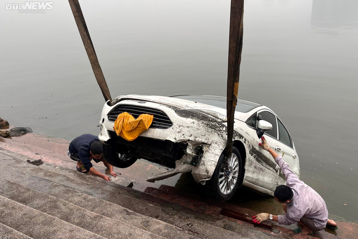 Hà Nội: Nhầm chân ga, người phụ nữ lao thẳng ô tô xuống hồ Tây - 3