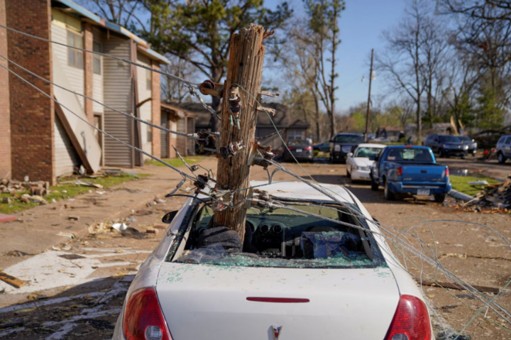 Cảnh hoang tàn sau khi cơn bão quét qua Mỹ khiến hàng chục người thương vong - 2