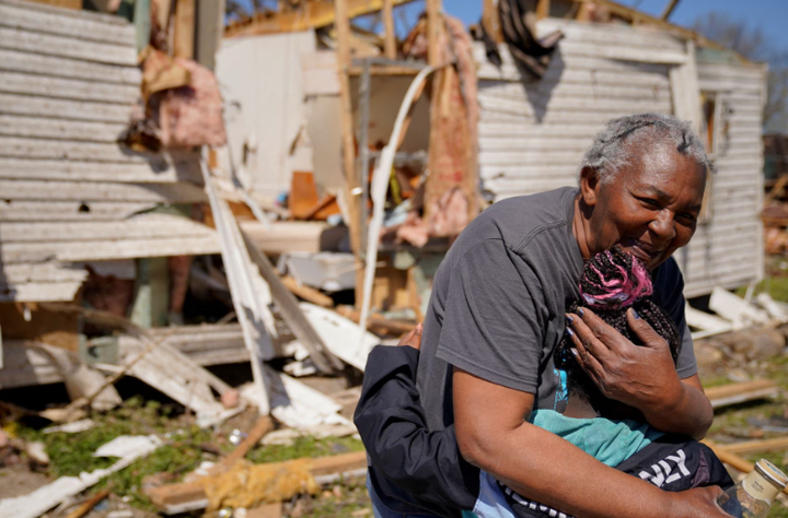Cảnh hoang tàn sau khi cơn bão quét qua Mỹ khiến hàng chục người thương vong - 3