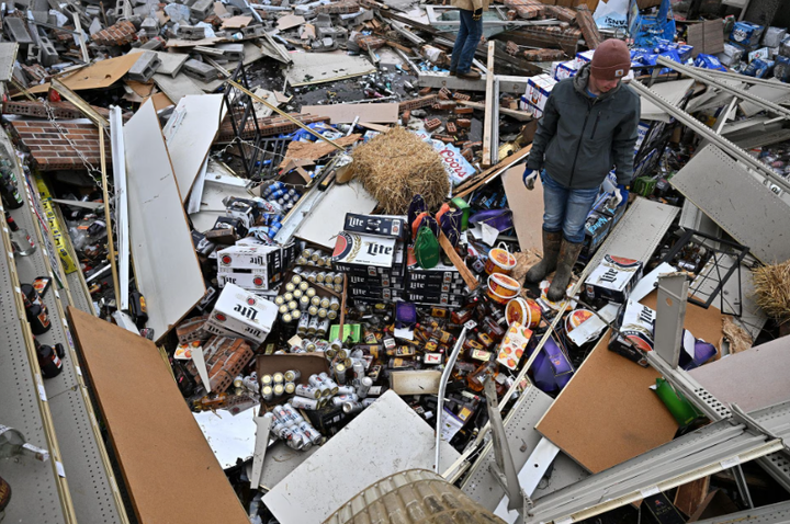 Cảnh hoang tàn sau khi cơn bão quét qua Mỹ khiến hàng chục người thương vong - 4