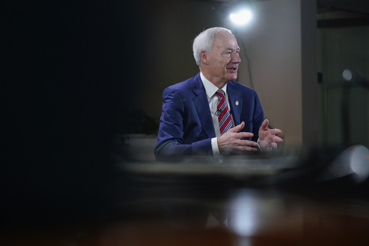 Cựu Thống đốc bang Arkansas tuyên bố tranh cử Tổng thống Mỹ - 1