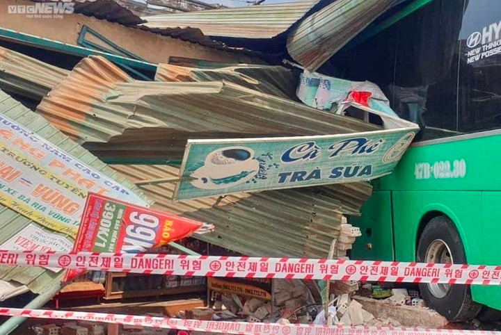 Hiện trường vụ xe khách lao vào nhà dân ở Gia Lai khiến 7 người thương vong - 5