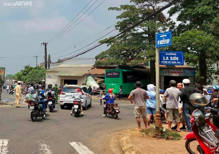 Hiện trường vụ xe khách lao vào nhà dân ở Gia Lai khiến 7 người thương vong - 8