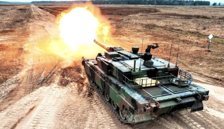 Xe tăng nguy hiểm nhất của NATO tập trận bắn đạn thật sát biên giới Nga - 1