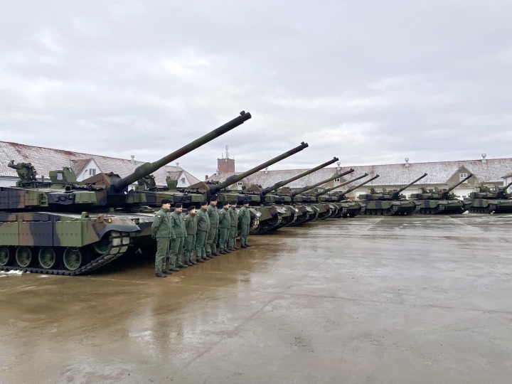 Xe tăng nguy hiểm nhất của NATO tập trận bắn đạn thật sát biên giới Nga - 2