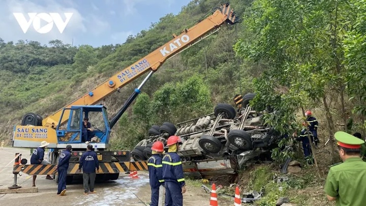 Xe tải bị lật làm 9 người thương vong ở Phú Yên chỉ được phép chở 2 người - 2