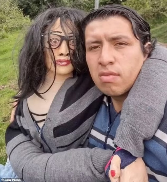 Người đàn ông đính hôn với búp bê, sinh ba con - 2