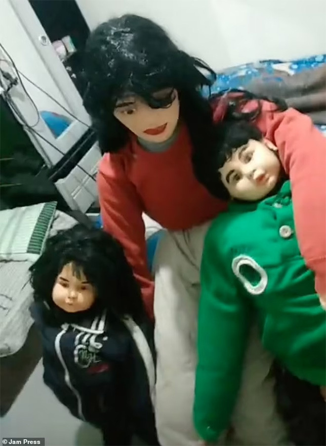 Người đàn ông đính hôn với búp bê, sinh ba con - 3