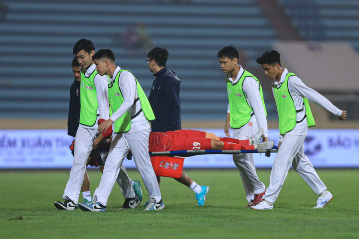 Cận cảnh pha phạm lỗi thô bạo khiến cầu thủ Hải Phòng khâu 10 mũi - 1