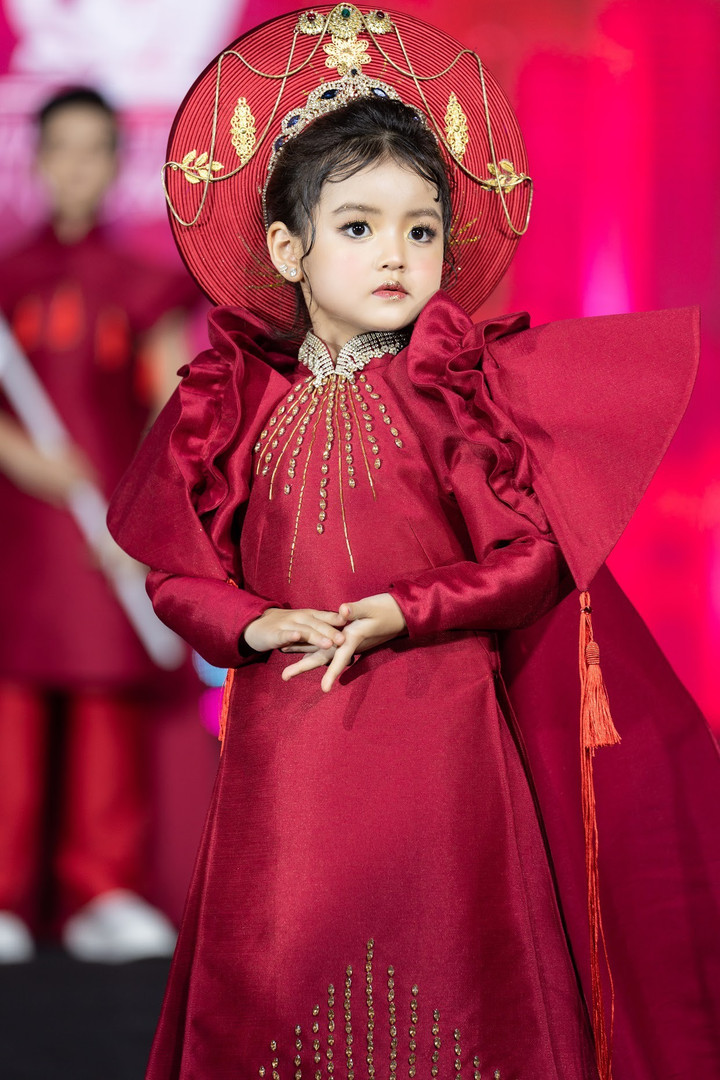 Bé Happi phim ‘Đừng làm mẹ cáu’ tự tin sải bước trên sàn diễn thời trang - 1