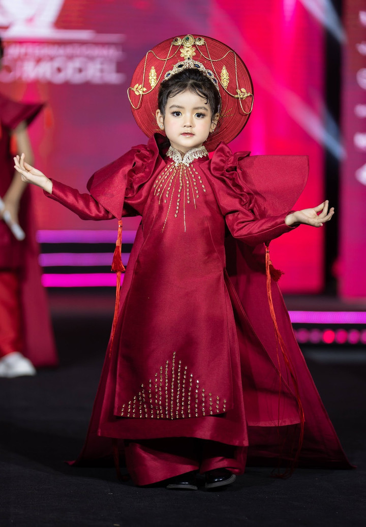 Bé Happi phim ‘Đừng làm mẹ cáu’ tự tin sải bước trên sàn diễn thời trang - 2