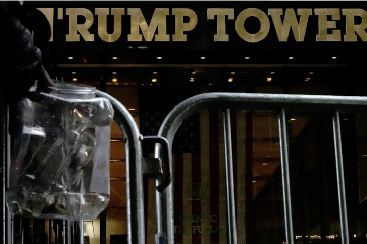 New York đóng cửa, chắn rào tòa án trước khi ông Trump nhận tội - 2