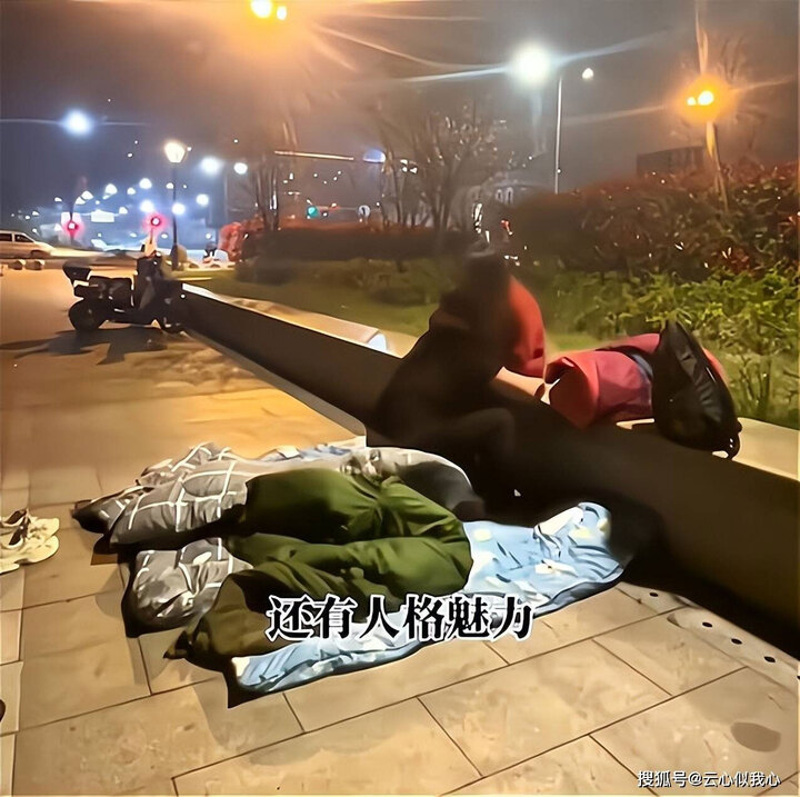 Cô gái tình nguyện nghỉ việc, ra đường sống cùng bạn trai phá sản