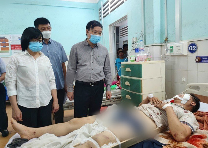 Xe khách lao vào nhà dân, 10 người thương vong: Sức khỏe nạn nhân giờ ra sao? - 1