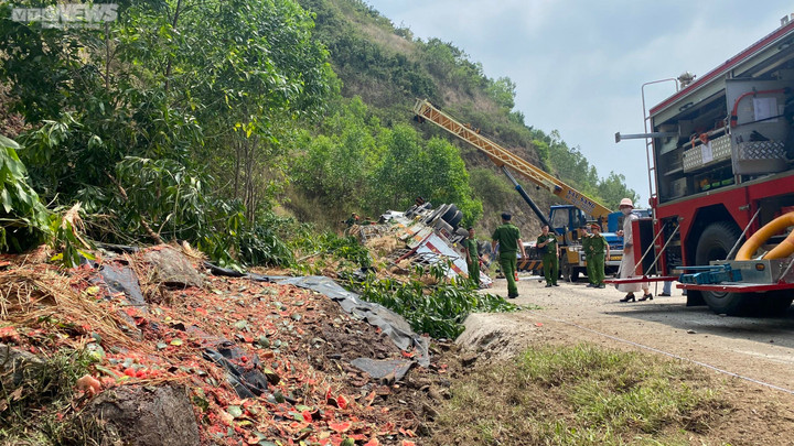 Hiện trường vụ lật xe chở dưa hấu khiến 9 người thương vong ở Phú Yên - 4