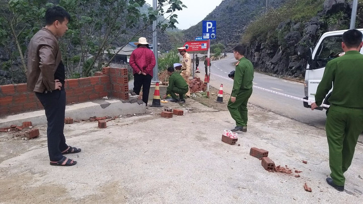 Tìm kiếm thanh niên mất tích sau cú lùi xe ở đèo Mã Pì Lèng - 1