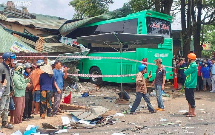 Xe khách lao vào nhà dân, 10 người thương vong: Sức khỏe nạn nhân giờ ra sao? - 2