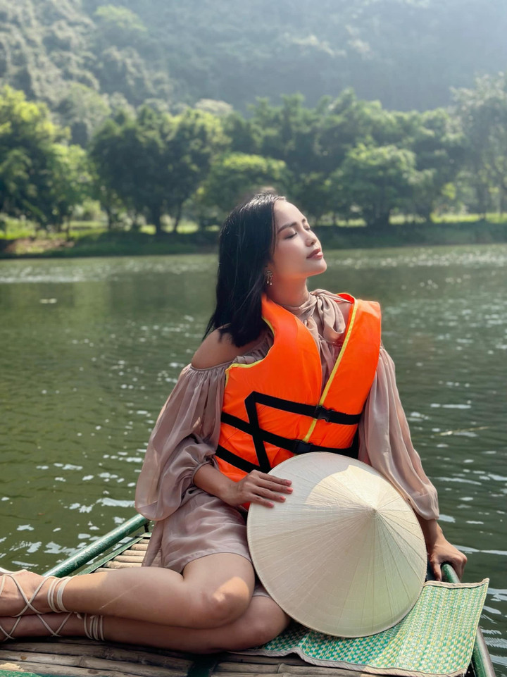 Sao Việt 5/4: 'Mẹ bầu' Minh Hằng đi ngắm hoa anh đào, Kỳ Duyên khoe eo con kiến - 9